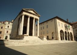 Eindrucksvoller Blick auf den Augustustempel und das Rathaus von Pula auf dem Forumsplatz in Istrien Auf Klassenfahrt mit HEROLÉ: Besuchen Sie auch die historischen Bauwerke Pulas in Istrien