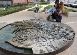 Nachgestellte Stadtansicht von Pula in Istrien Auf Klassenfahrt mit HEROLÉ: Sehen Sie sich auf einen Blick die ganze Stadt Pula in Istrien an