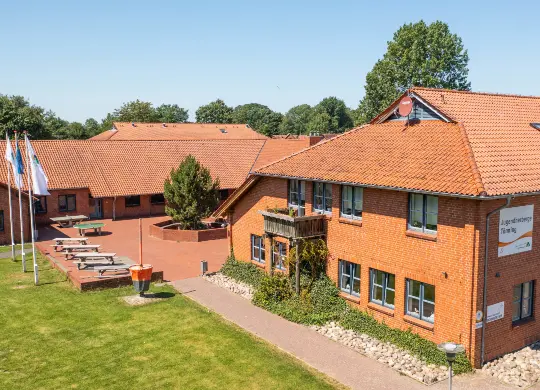 JH Tönning Auf Klassenfahrt mit HEROLÉ: Außenansicht der Jugendherberge Tönning