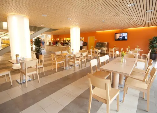 Auf Klassenfahrt mit HEROLÉ: Frühstücksraum im JUFA Hotel Leibnitz bei Graz/Österreich