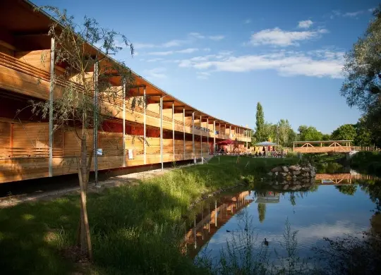 Auf Klassenfahrt mit HEROLÉ: Außenansicht des JUFA Hotels Leibnitz bei Graz/Österreich