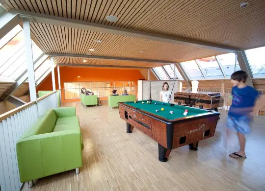 Auf Klassenfahrt mit HEROLÉ: Aufenthaltsraum im JUFA Hotel Leibnitz bei Graz/Österreich