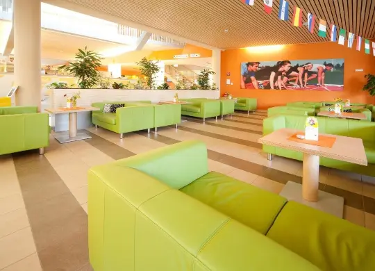 Auf Klassenfahrt mit HEROLÉ: Lounge im JUFA Hotel Leibnitz bei Graz/Österreich