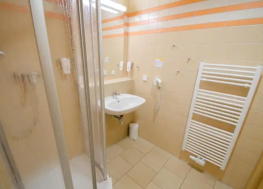 Auf Klassenfahrt mit HEROLÉ: Badezimmer im JUFA Hotel Leibnitz bei Graz/Österreich