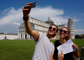 Jugendliche vor dem schiefen Turm von Pisa in der Toskana Auf Klassenfahrt mit HEROLÉ: Jugendliche vor dem schiefen Turm von Pisa in der Toskana