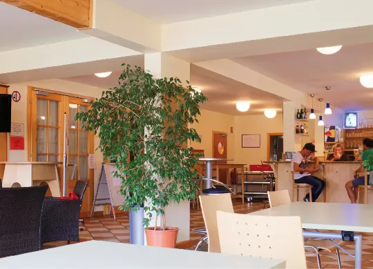 Auf Klassenfahrt mit HEROLÉ: Lobby mit Bar im Jugendgästehaus Cap Wörth in Kärnten