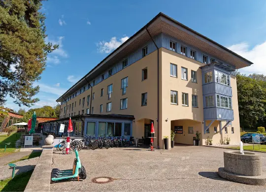 Auf Klassenfahrt mit HEROLÉ: Haupthaus des Jugendgästehaus Cap Wörth in Velden / Kärnten