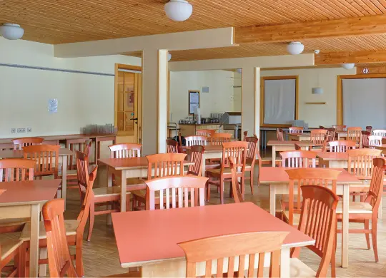 Auf Klassenfahrt mit HEROLÉ: Speisesaal im Jugendgästehaus Cap Wörth in Kärnten