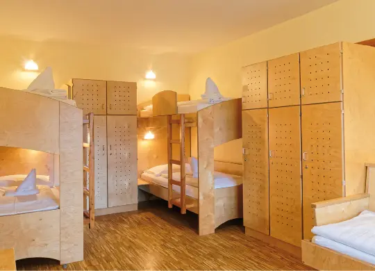 Auf Klassenfahrt mit HEROLÉ: Mehrbettzimmer im Haupthaus des Jugendgästehauses Cap Wörth in Kärnten
