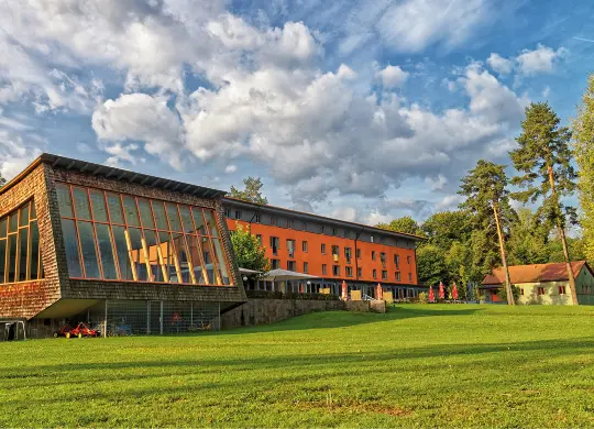 Auf Klassenfahrt mit HEROLÉ: Haupthaus mit Schwimmhalle - Jugendgästehaus Cap Wörth in Kärnten