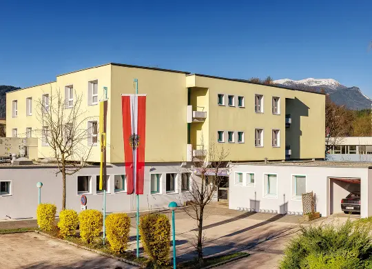 Auf Klassenfahrt mit HEROLÉ: Außenansicht des Jugendgästehaus in Villach in Kärnten