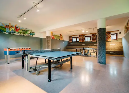 Auf Klassenfahrt mit HEROLÉ: Aktivitätenraum im Jugendgästehaus Peilsteinhof