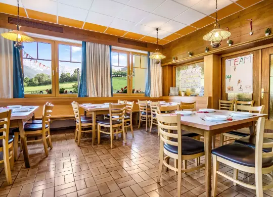 Auf Klassenfahrt mit HEROLÉ: Speiseraum im Jugendgästehaus Peilsteinhof - Salzburger Land