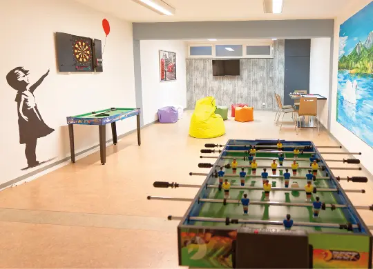 Auf Klassenfahrt mit HEROLÉ: Aufenthaltsraum im Jugendgästehaus Villach in Kärnten