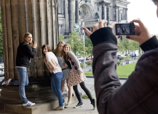 Auf Klassenfahrt mit HEROLÉ: Jugendgruppe lässt sich fotografieren