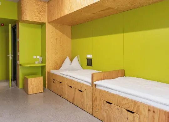 Auf Klassenfahrt mit HEROLÉ: Zweibettzimmer in der Jugendherberge Bayreuth in der Fränkischen Schweiz