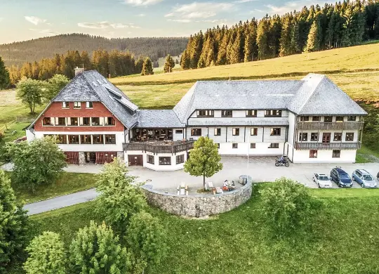 Auf Klassenfahrt mit HEROLÉ: Außenansicht der Jugendherberge Fleinerhaus Todtnauberg im Schwarzwald