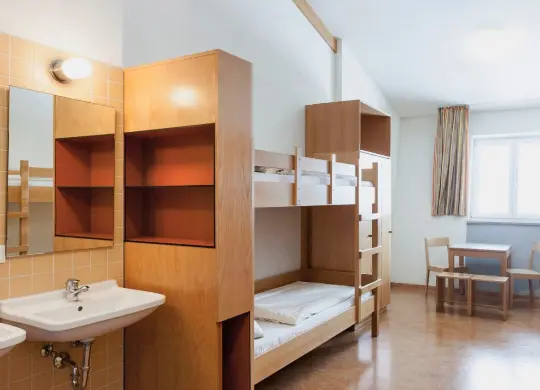 Auf Klassenfahrt mit HEROLÉ: Zimmer mit Waschgelegenheit in der Jugendherberge Garmisch-Partenkirchen