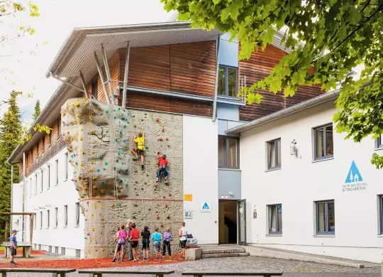 Auf Klassenfahrt mit HEROLÉ: Jugendherberge Garmisch-Partenkirchen mit Kletterwand.