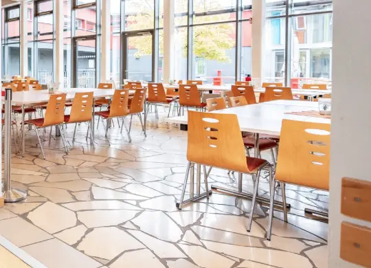 Auf Klassenfahrt mit HEROLÉ: Speisesaal der Jugendherberge Heidelberg International.