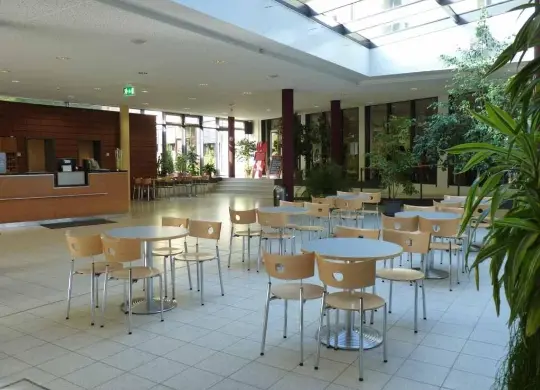 Auf Klassenfahrt mit HEROLÉ: Rezeption/Lobby der Jugendherberge Heidelberg International.