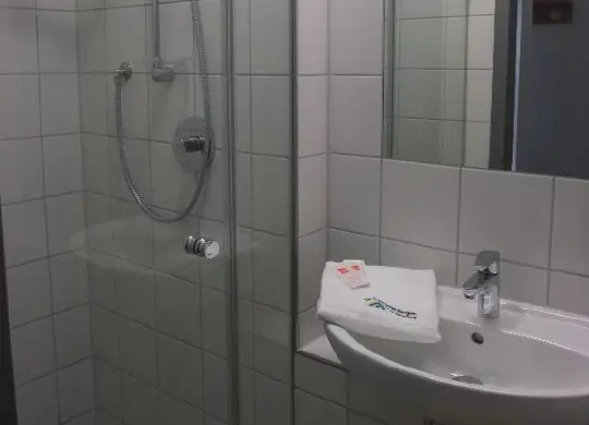 Auf Klassenfahrt mit HEROLÉ: Alle Zimmer mit Dusche/WC in der Jugendherberge Heidelberg International.
