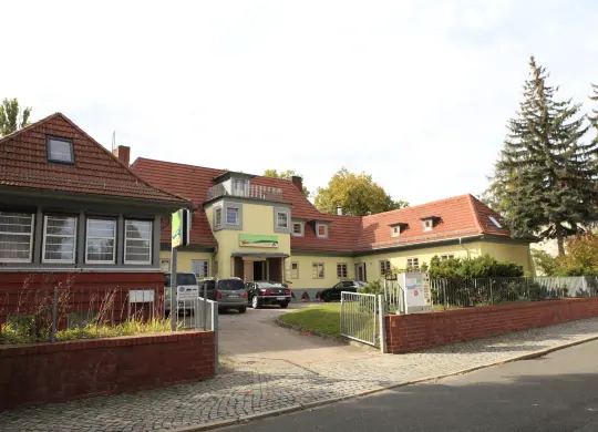 Auf Klassenfahrt mit HEROLÉ: Außenansicht DJH Maxim Gorki in Weimar