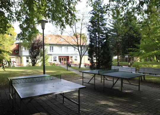 Auf Klassenfahrt mit HEROLÉ: Jugendherberge Maxim Gorki in - Außenanlage in Weimar.