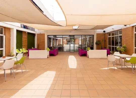 Auf Klassenfahrt mit HEROLÉ: Terrasse der Jugendherberge Sevilla