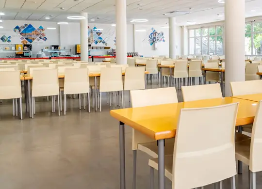 Auf Klassenfahrt mit HEROLÉ: Speisesaal der Jugendherberge Sevilla