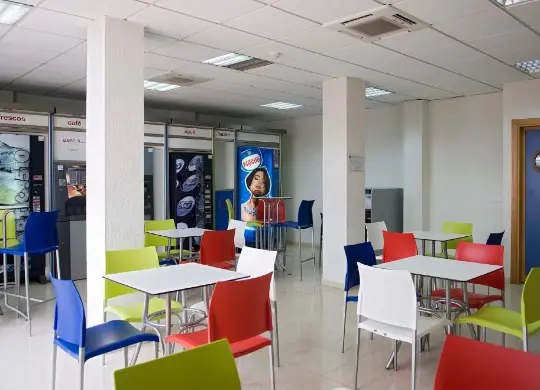 Auf Klassenfahrt mit HEROLÉ: Cafeteria in der Jugendherberge Sevilla
