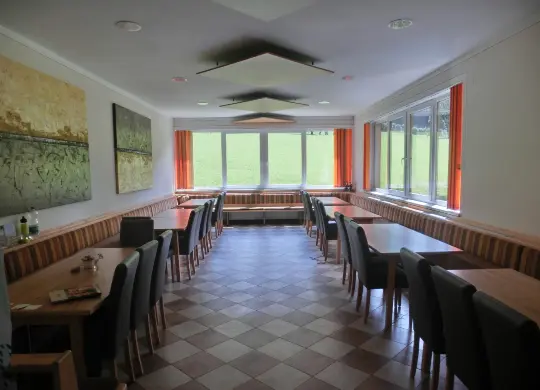 Auf Klassenfahrt mit HEROLÉ: Speisesaal im Jugendhotel Simonyhof