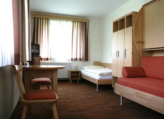 Auf Klassenfahrt mit HEROLÉ: Zweibettzimemr für Begleitpersonen im Jugendhotel Simonyhof