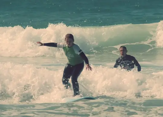 Auf Klassenfahrt mit HEROLÉ: Jugendliche beim Surfkurs in Ericeira