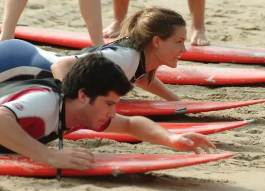 Auf Klassenfahrt mit HEROLÉ: Nutzen Sie mit Ihrer Klasse die Chance auf einen Surfkurs in San Sebastian