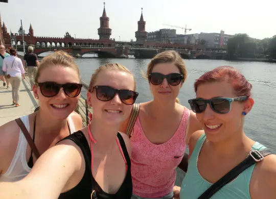 Auf Klassenfahrt mit HEROLÉ: Eine Gruppe junger Frauen in Berlin