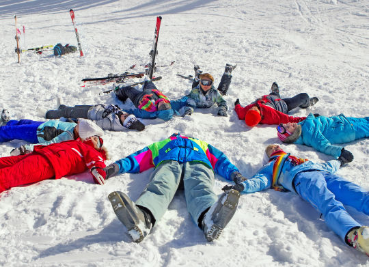 Jugendliche im Schnee im Zillertal Auf Klassenfahrt mit HEROLÉ: Jugendliche im Schnee im Zillertal.
