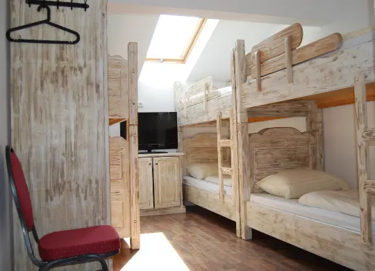 Jugendsporthaus Ankogel in Mallnitz / Kärnten Auf Klassenfahrt mit HEROLÉ: 6-Bett-Zimmer im Jugendsporthaus Ankogel in Mallnitz / Kärnten