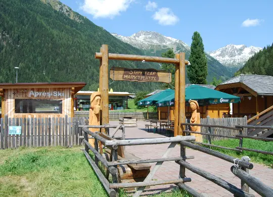 Jugendsporthaus Ankogel in Mallnitz / Kärnten Auf Klassenfahrt mit HEROLÉ: "Marktplatzl" für Grillabende im Jugendsporthaus Ankogel in Mallnitz / Kärnten