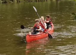 Auf Klassenfahrt mit HEROLÉ: Kinder bei der Kajaktour auf der Sauer Eifel