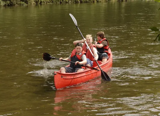 Auf Klassenfahrt mit HEROLÉ: Kinder bei der Kajaktour auf der Sauer Eifel