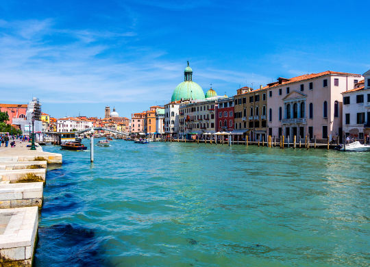 Kanal mit Booten und Gondeln in in Venedig Auf Klassenfahrt mit HEROLÉ: Kanal mit Booten und Gondeln in in Venedig.