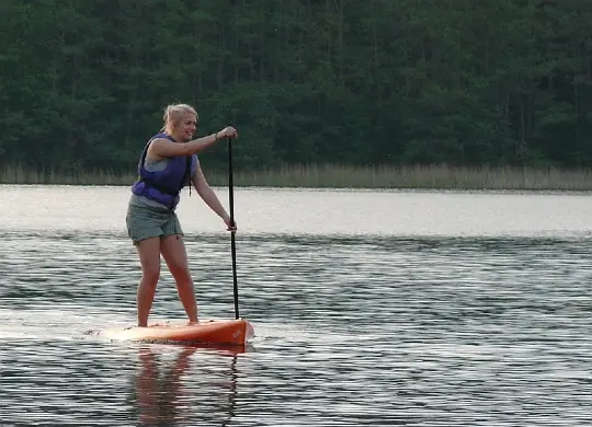 Auf Klassenfahrt mit HEROLÉ: Schülerin beim SUP auf den Mecklenburger Seen