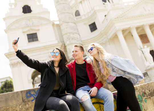 Karlskirche in Wien Auf Klassenfahrt mit HEROLÉ: Selfie vor der Karlskirche in Wien