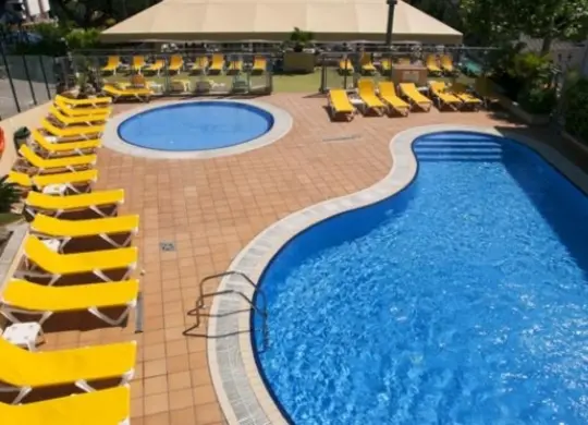 Auf Klassenfahrt mit HEROLÉ: Camping El Far Poolanlage mit Liegestühlen in Katalonien