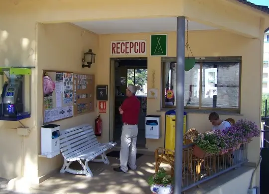 Auf Klassenfahrt mit HEROLÉ: Camping El Far Rezeption in Katalonien.