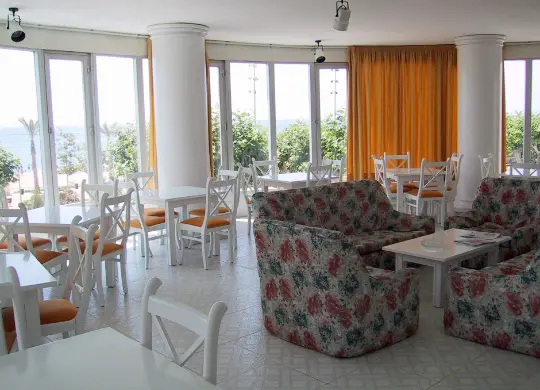 Auf Klassenfahrt mit HEROLÉ: Hotel Haromar Aufenthaltsraum in Katalonien.