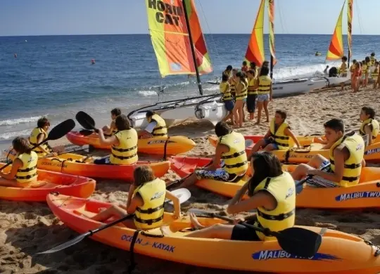 Auf Klassenfahrt mit HEROLÉ: Kajakfahren in Calella in Katalonien.