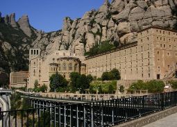 Blick auf das Kloster Montserrat in Katalonien Auf Klassenfahrt mit HEROLÉ: Besichtigen Sie das schöne Kloster Montserrat in Katalonien