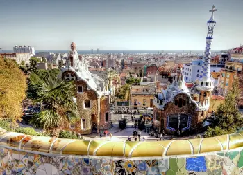 Auf Klassenfahrt mit HEROL&Eacute;: Genie&szlig;en Sie auch diesen einzigartigen Ausblick vom Park Guell in Barcelona